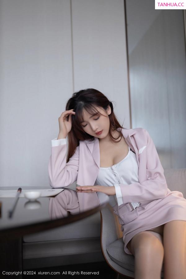   [XiuRen]高清写真图 2024.04.30 No.8485 唐安琪 丝袜美腿第8张图片